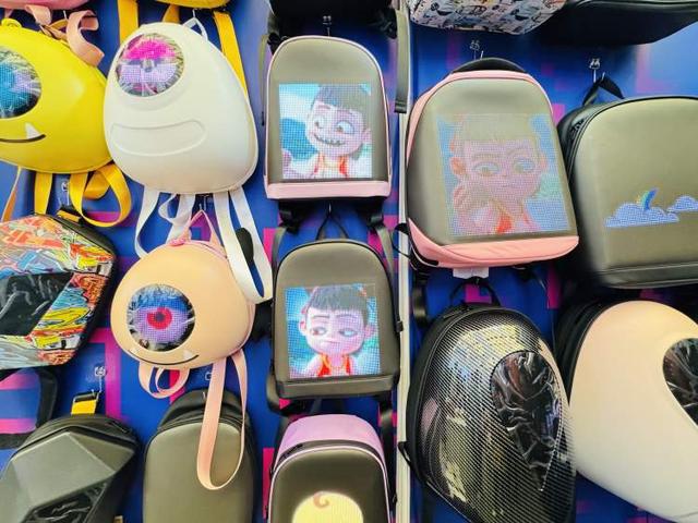 芳香手套散发花香“中国智造”展现中国产能升级的澎湃动能九游会j9登陆戴上帽子能知心跳、播放靓照的LED书包、(图6)