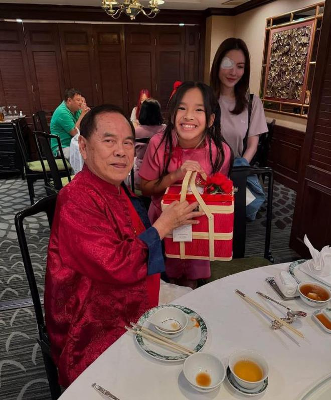 带女儿去爷爷家过年美女右眼受伤惹人怜惜j9九游会真人游戏第一泰剧女神Aff(图2)