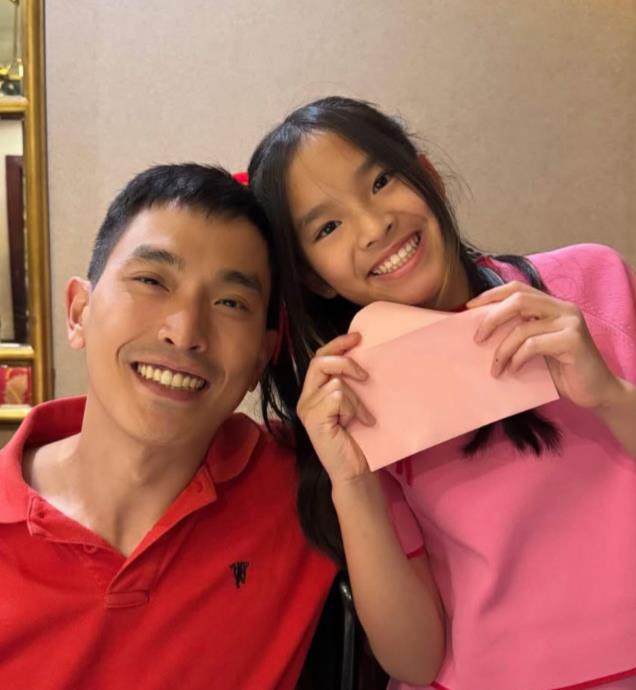 带女儿去爷爷家过年美女右眼受伤惹人怜惜j9九游会真人游戏第一泰剧女神Aff(图5)
