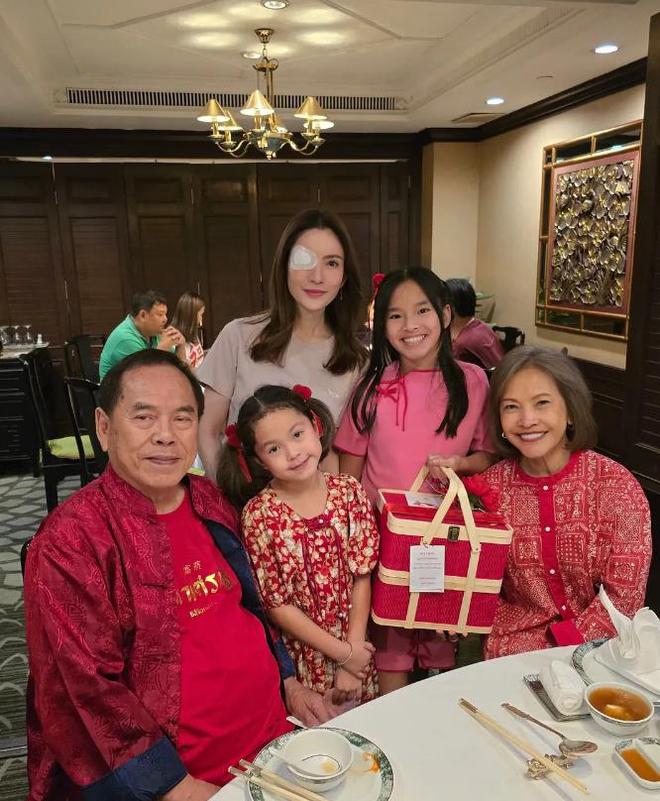 带女儿去爷爷家过年美女右眼受伤惹人怜惜j9九游会真人游戏第一泰剧女神Aff(图6)
