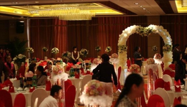后续！本地人爆料不是第一次婚庆公司回应了j9九游会真人第一品牌陕西婚礼中途撤场(图4)