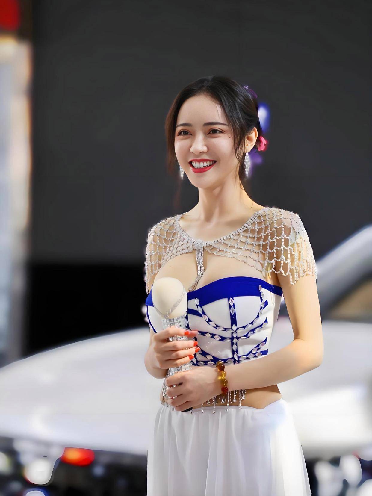 部电影这魔鬼身材不愧是模特出身！九游会j9ag潘春春最惊艳的3(图6)